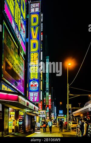 Splendido scenario notturno, pieno di cartelli colorati a Tokyo, Giappone. Foto Stock