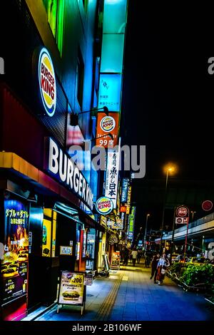 Splendido scenario notturno, pieno di cartelli colorati a Tokyo, Giappone. Foto Stock