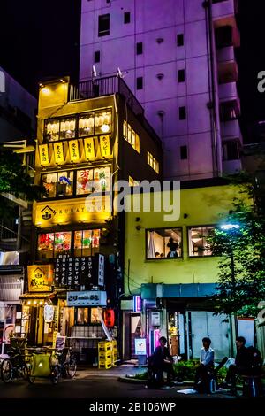 Splendido scenario notturno, pieno di cartelli colorati a Tokyo, Giappone. Foto Stock