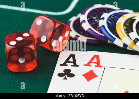 assi con fiches da poker Foto Stock