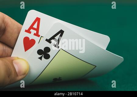 assi con fiches da poker Foto Stock