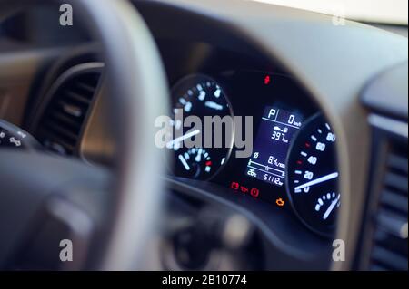 Plancia per auto moderna con segnaletica di errore vista laterale ravvicinata Foto Stock