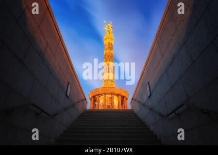 Siegessäule di notte da Ubahnschacht, Tiergarten, Berlino, Germania Foto Stock