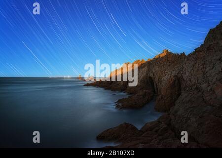 Pointe du Raz con i sentieri stellari al chiaro di luna, Finistère, Bretagna, Francia Foto Stock