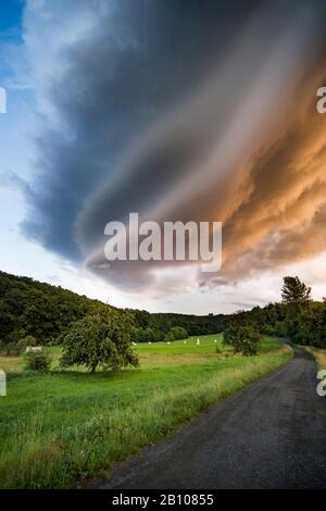 Parte inferiore di mesocicloni dinamici di una super cellula LP nella luce del tramonto vicino Herborn, Hessen, Germania Foto Stock