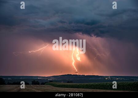 Precipitazioni illuminate da fulmini di terra sul retro di una super cella di trazione vicino Feuchtwangen, Baden-Württemberg, Germania Foto Stock