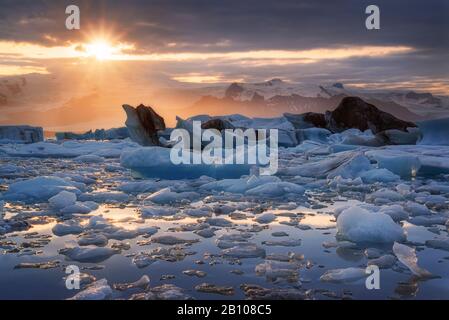 Tramonto sulla laguna glaciale, Jökulsarlon, Islanda Foto Stock