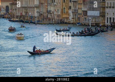 Venezia, ITALIA - 25 SETTEMBRE 2017: Passeggiate sul Canal Grande Foto Stock