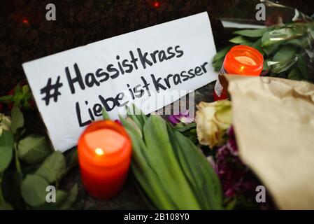 Hanau, Germania. 22nd Feb, 2020. Candele e fiori si trovano al Brothers Grimm Monument sulla piazza del mercato. In un presunto attacco razzista, un tedesco di 43 anni a Hanau, Hesse, sparò diverse persone e se stesso. Credito: Nicolas Armer/Dpa/Alamy Live News Foto Stock