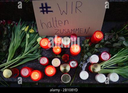 Hanau, Germania. 22nd Feb, 2020. Candele e fiori si trovano al Brothers Grimm Monument sulla piazza del mercato. In un presunto attacco razzista, un tedesco di 43 anni a Hanau, Hesse, sparò diverse persone e se stesso. Credito: Nicolas Armer/Dpa/Alamy Live News Foto Stock