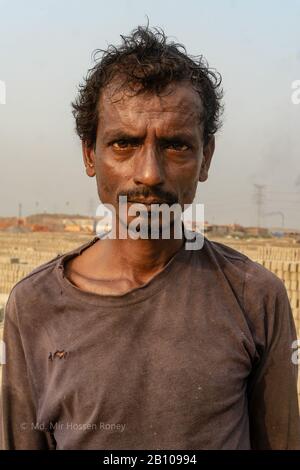 Brickfield Worker che lavora in modo malsano in un Brickfield vicino Dhak, i lavoratori lavorano circa 5-6 mesi nella stagione secca. Foto Stock