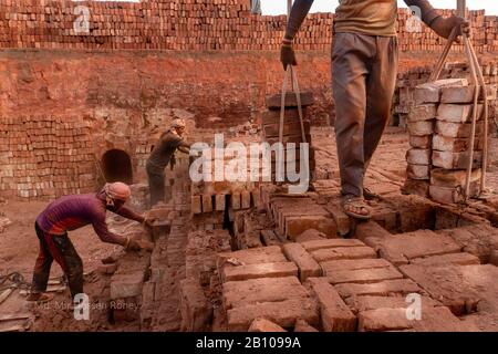 Brickfield Worker che lavora in modo malsano in un Brickfield vicino Dhak, i lavoratori lavorano circa 5-6 mesi nella stagione secca. Foto Stock