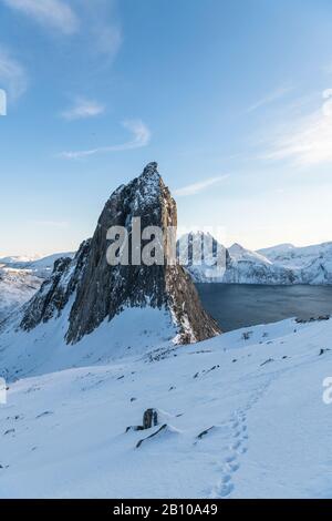 Monte Segla, Oyfjord, Mefjord, Senja, Norvegia Foto Stock