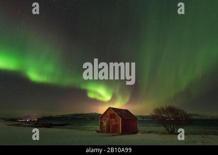 Northern Lights oltre Stønesbotn di notte, Senja, Norvegia Foto Stock