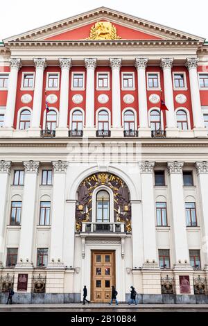 Mosca, RUSSIA - 11 FEBBRAIO 2020: Facciata del Municipio di Mosca sulla via Tverskaya nella città di Mosca. Il palazzo fu costruito nel 1782. Foto Stock