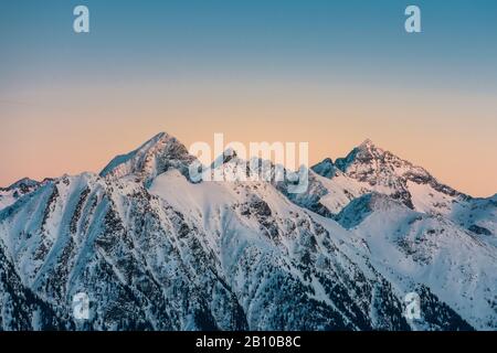 Vista in Untertal da Hochwurzen al tramonto, vista di Hochwildstelle (2747 m), Schladminger Tauern, Stiria, Austria Foto Stock