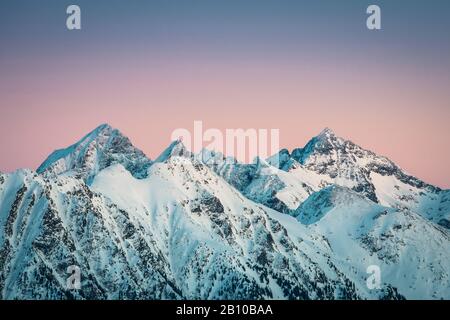 Vista in Untertal da Hochwurzen al tramonto, vista di Hochwildstelle (2747 m), Schladminger Tauern, Stiria, Austria Foto Stock