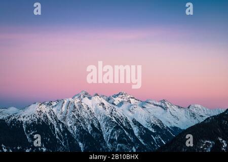 Vista in Untertal da Hochwurzen al tramonto, vista di Hochwildstelle (2747 m), Schladminger Tauern, Stiria, Austria Foto Stock