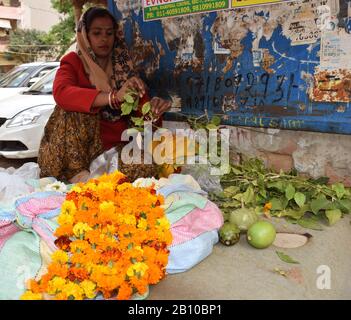 Una donna che vende articoli Shivratri Puja Foto Stock