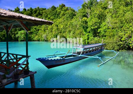 Dugout barca e capanna a Tomini Bay, Malenge Island, isole Toghian, Sulawesi, Indonesia Foto Stock