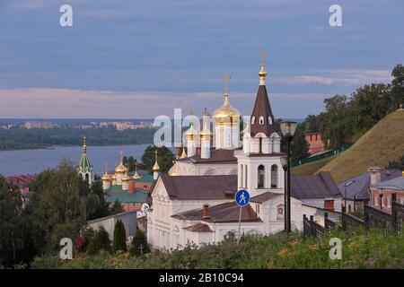 Vista panoramica sulla chiesa di San Elia, le cupole della chiesa di San Giovanni Battista e le mura del Cremlino di Nizhny Novgorod con il fiume Volga sullo sfondo Foto Stock