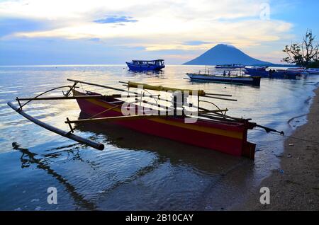 Dugotta in barca di fronte al vulcano Manado Tua, il Parco Nazionale di Bunaken, Sulawesi, Indonesia Foto Stock