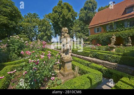 Giardino di rose con quattro elementi e stagioni nel giardino del castello a Rothenburg ob der Tauber, Franconia media, Baviera, Germania Foto Stock