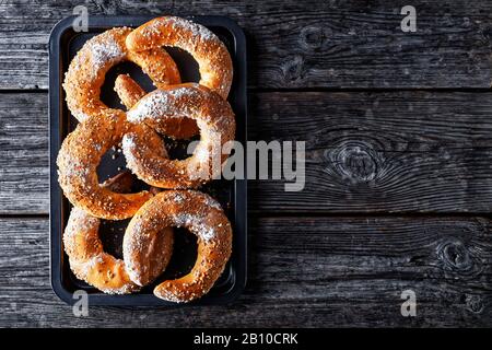 Dessert austriaco kifli di kipfel dolce a forma di mezzaluna cosparso di noci e zucchero a velo, servito su un vecchio fienile sfondo di legno, vista dall'alto, c. Foto Stock