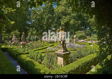 Giardino di rose con quattro elementi e stagioni nel giardino del castello a Rothenburg ob der Tauber, Franconia media, Baviera, Germania Foto Stock