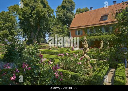 Giardino di rose con quattro elementi e stagioni nel giardino del castello a Rothenburg ob der Tauber, Franconia media, Baviera, Germania Foto Stock