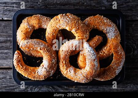 Kifli di kipfel pasticceria dolce austriaca a forma di mezzaluna cosparsa di noci e zucchero a velo, servita su un rustico sfondo di legno, vista dall'alto Foto Stock