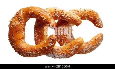 Tre pezzi di pasticceria austriaca kifli di kipfel cosparso di noci e zucchero a velo, isolato su bianco, vista dall'alto Foto Stock