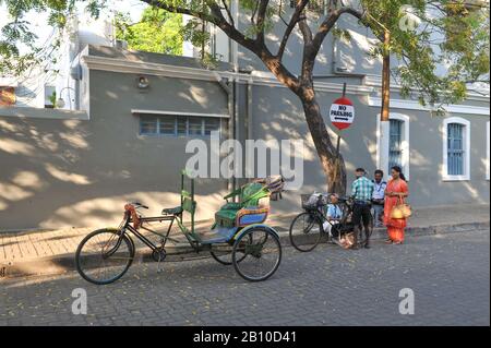 Pondicherry, INDIA - Febbraio 2020: Un carrello in risciò parcheggiato vicino all'ashram Sri Aurobindo in rue de la Marine. Foto Stock