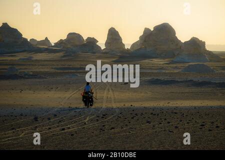 Ciclismo nel deserto Bianco, Sahara, Egitto Foto Stock