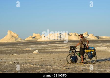 Ciclismo nel deserto Bianco, Sahara, Egitto Foto Stock