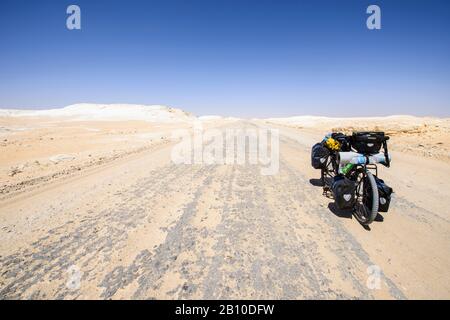 Ciclismo nel deserto Bianco, Sahara, Egitto Foto Stock