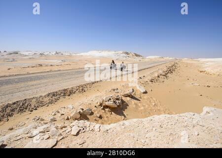 Ciclismo nel deserto Bianco, Sahara, Egitto Foto Stock