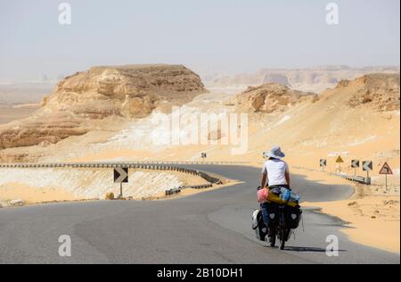 Ciclismo nel deserto Bianco, Sahara, Egitto Foto Stock