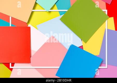 Una varietà di schede campione di colore utilizzate come sfondo astratto e colorato con una cornice bianca aggiunta per casella di testo - pittura, ristrutturazione re modellazione Foto Stock