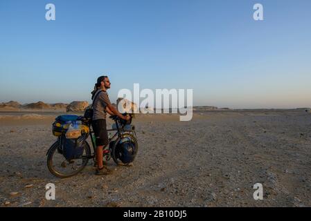 Ciclismo nel deserto Bianco, Sahara, Egitto Foto Stock