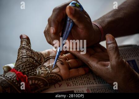 Tradizionale pittura henné, Jaipur, India Foto Stock