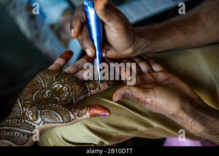 Tradizionale pittura henné, Jaipur, India Foto Stock