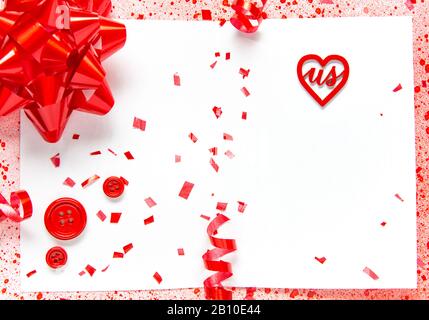Carta da giorno Valentines con confetti, nastro e spazio di copia per un messaggio speciale - amore e romanticismo idea immagine Foto Stock