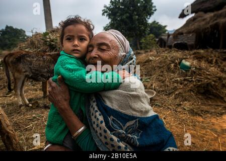 Nonna e nipote in un villaggio nepalese, Terai occidentale, Nepal Foto Stock