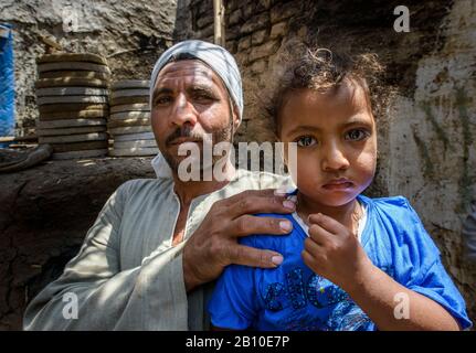 Padre e figlia a casa in un sobborgo di Luxor, Egitto Foto Stock