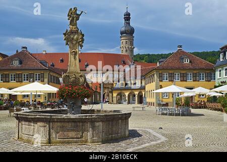 Piazza del mercato con fontana e Castello di Weikersheim, Main-Tauber-Kreis, Baden-Württemberg, Germania Foto Stock