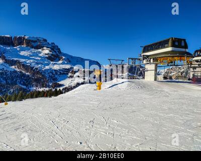 Skilift nel centro sciistico Dolomiti in Italia Foto Stock