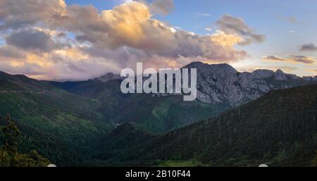 Cime rocciose dell'altopiano tibetano orientale al tramonto, provincia di Yunnan, Cina Foto Stock