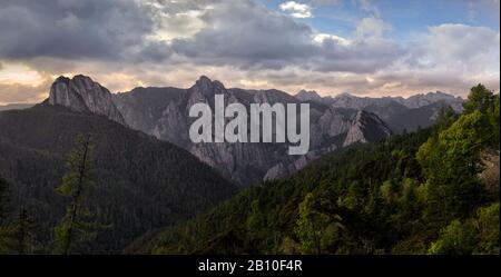 Cime rocciose dell'altopiano tibetano orientale al tramonto, provincia di Yunnan, Cina Foto Stock