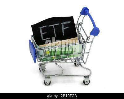 Carrello con banconote in euro e lavagna che mostra ETF su sfondo bianco Foto Stock